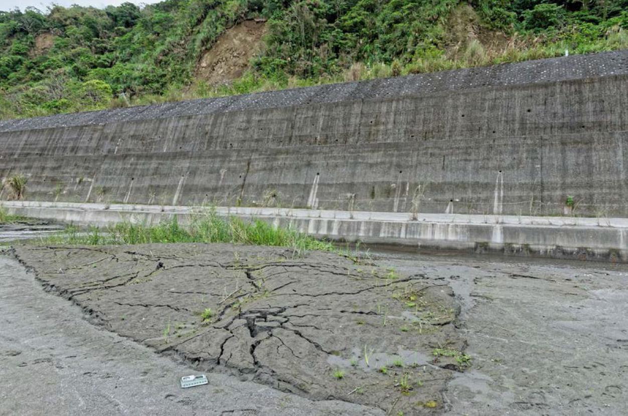 花蓮縣壽豐鄉月眉村崩坎西南方193縣道30K，堤防旁花蓮溪沙洲河床發生噴砂現象，延伸方向N50E，噴砂孔形成噴砂盾。(根據經濟部中央地質調查所, 2018)